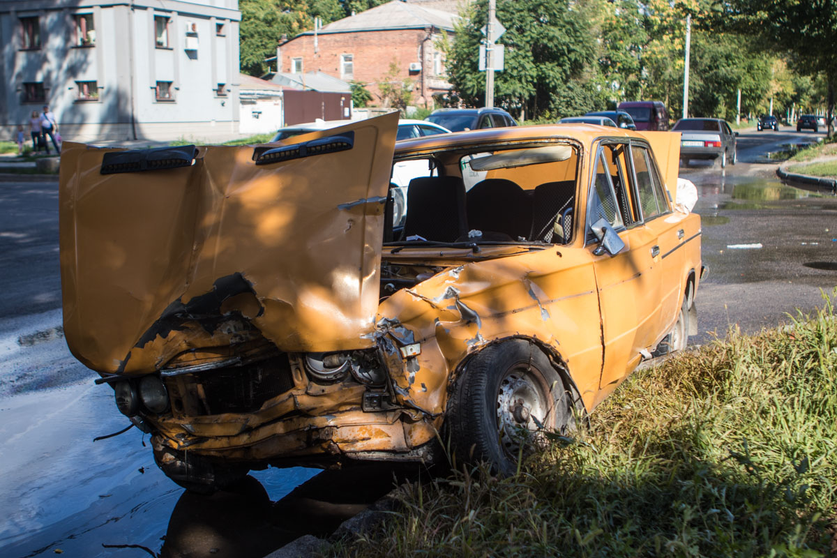 Столкновение ВАЗ и VW в Днепре: четверо пострадавших